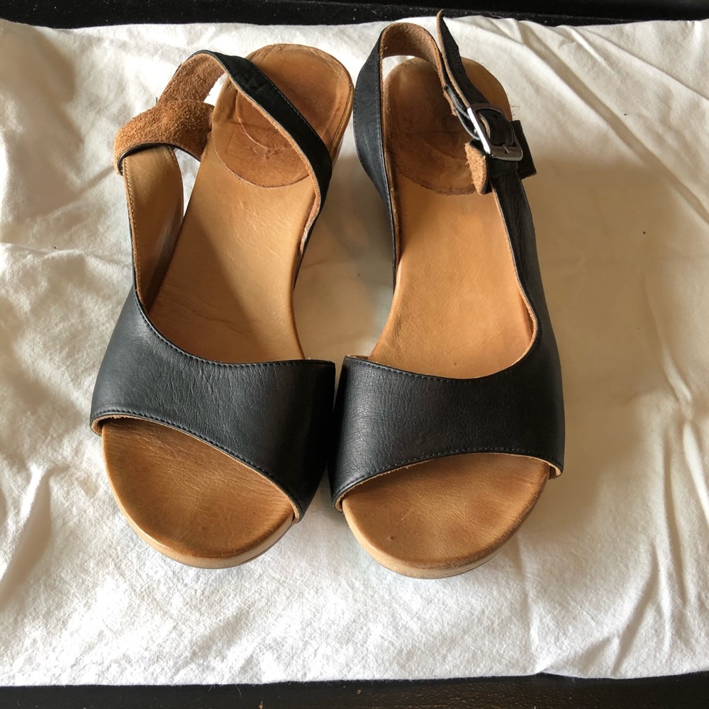 Beautiful Bueno wedge sandal